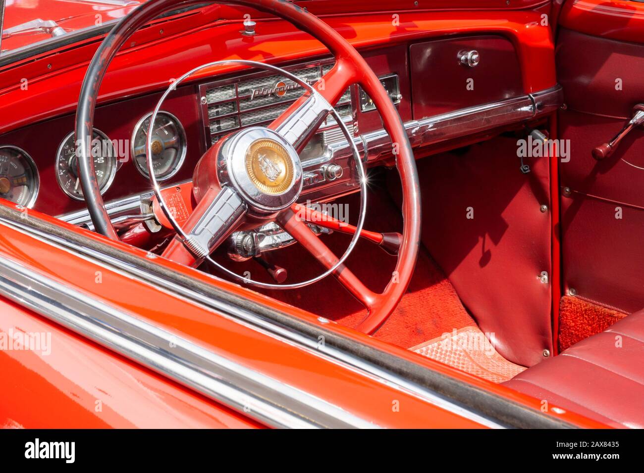 Innenraum des roten Plymouth Autos Stockfoto