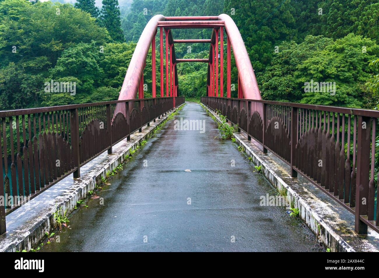 Perspektivische Ansicht der leuchtend roten Bogenbrücke. Shima, Japan Stockfoto