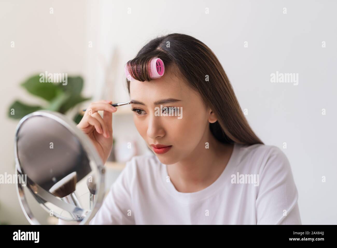 Attraktive weibliche blogger Bewertungen beauty Produkt für Video Blog, gibt Ratschläge für Mädchen und Frauen, Filme auf Kamera. Stockfoto