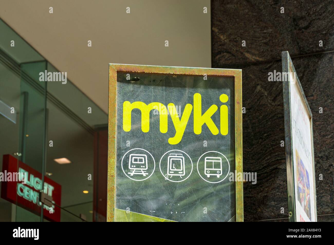 Melbourne, Australien - 7. Dezember 2016: Myki Ticketing System Information Board. Myki ist ein wiederaufladbares kontaktloses Smartcard-Ticketing-System, das auf verwendet wird Stockfoto