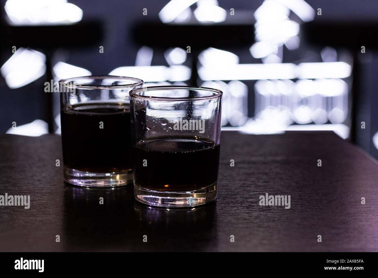 Zwei Gläser mit einem Getränk auf dem Tisch Stockfoto