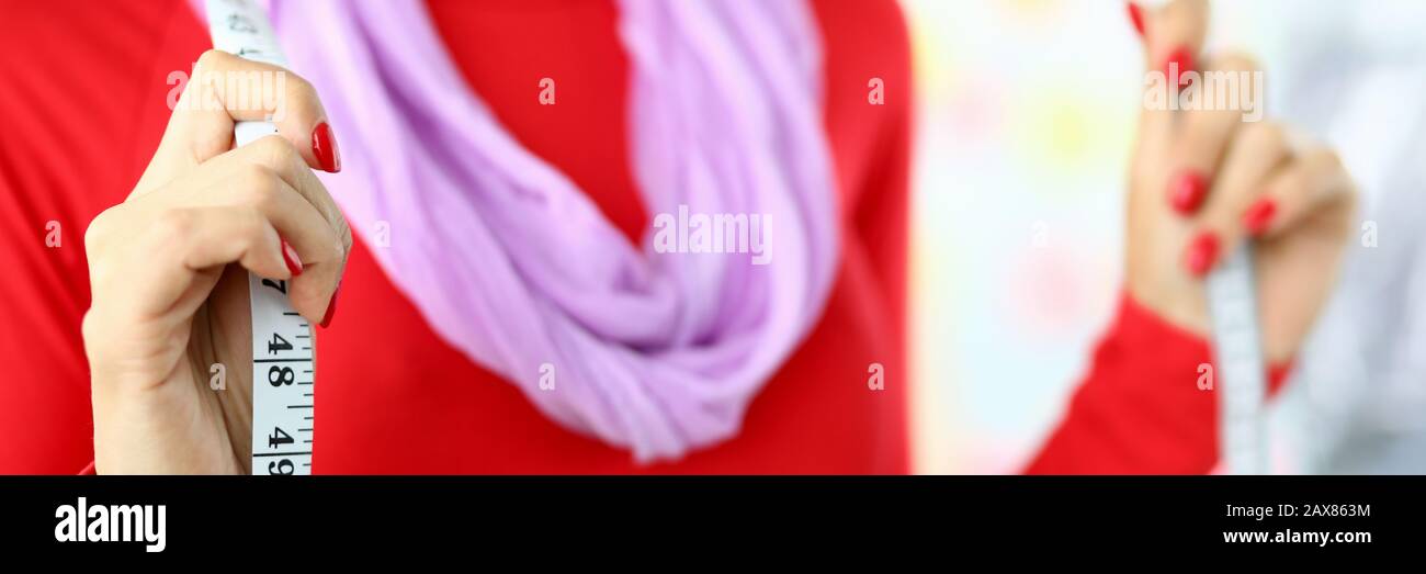 Frau zeigt Nähausrüstung Stockfoto