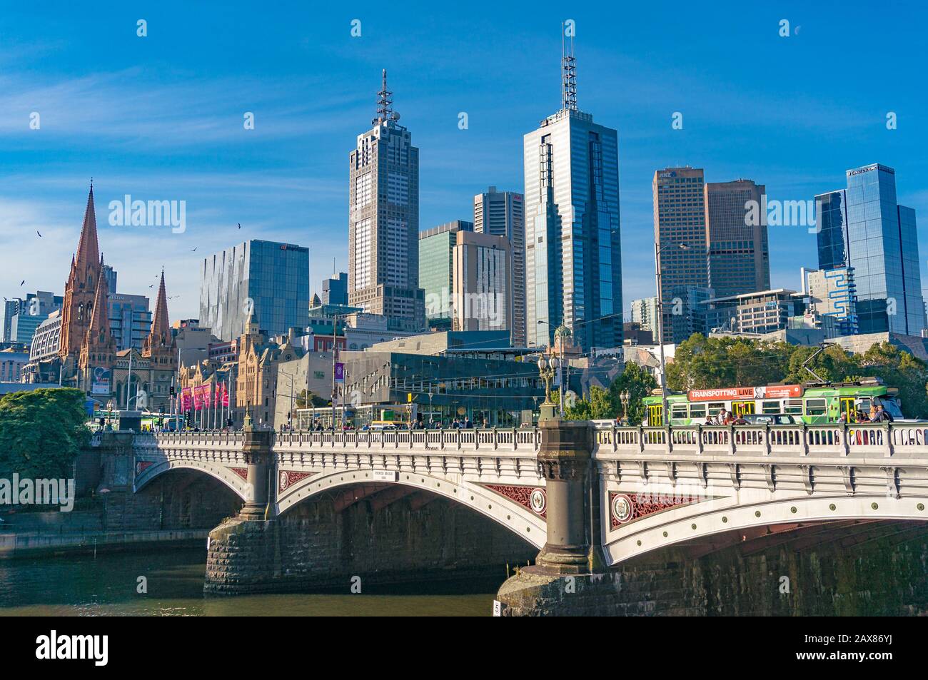 Melbourne, Australien - 4. April 2017: Melbourne Central Business District, CBD-Stadtbild und Princess Bridge Stockfoto