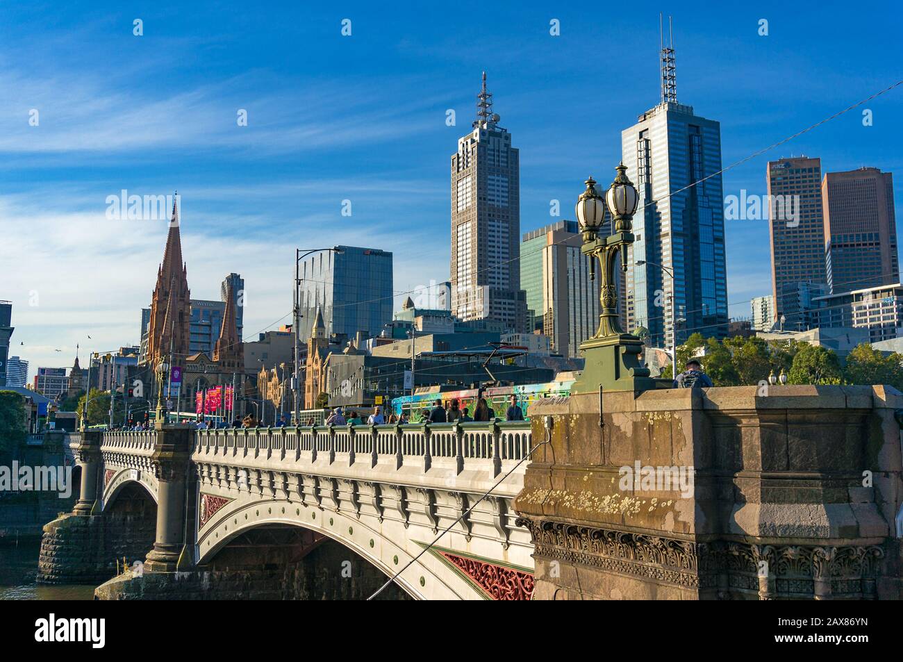 Melbourne, Australien - 4. April 2017: Wolkenkratzer und Gebäude des Geschäftsbezirks Melbourne mit der historischen Princess Bridge im Vordergrund Stockfoto