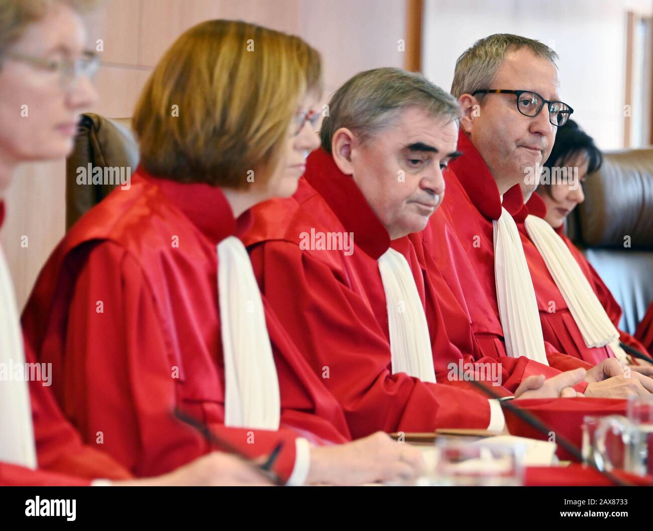 Karlsruhe, Deutschland. Februar 2020. Der Zweite Senat am Bundesverfassungsgericht (l-r) Doris König, Monika Hermanns, Peter Müller, Vorsitzender Andreas Voßkuhle, Peter M. Huber, Sibille und Kessal-Wulf eröffnet die mündliche Verhandlung über eine Beschwerde der AfD gegen Bundesinnenminister Seehofer. Seehofer hatte in einem Interview kritische Bemerkungen zur Partei gemacht. Der Text war auch gut zwei Wochen auf der Webseite seines Ministeriums. Die AfD wirft Seehofer deshalb vor, die staatlichen Mittel zur Verbreitung einer parteipolitischen Botschaft unrechtmäßig genutzt zu haben. Credit: Uli Deck / dpa / Alamy Live News Stockfoto