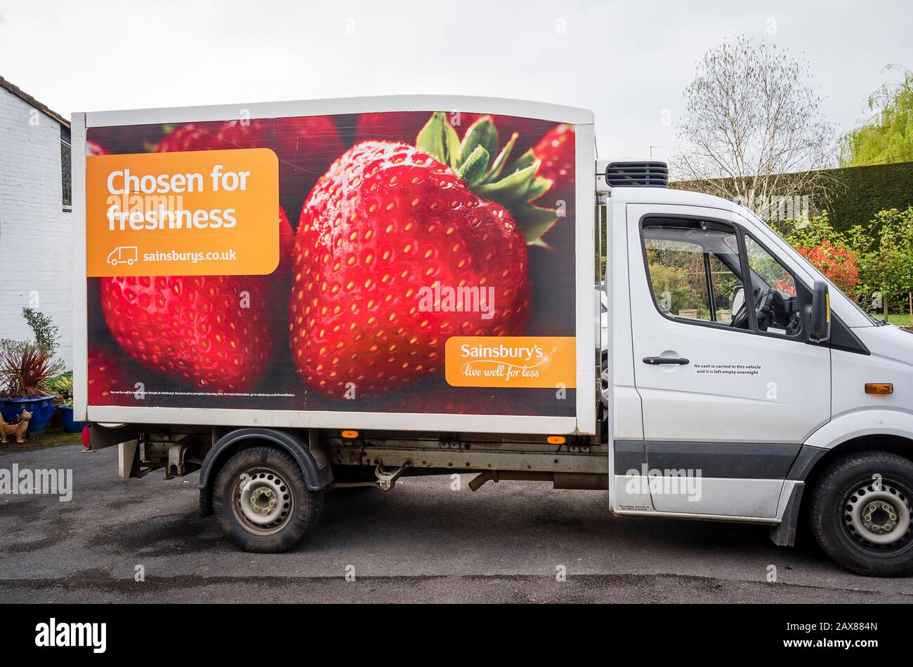 Ausgewählt für Frische ist die Botschaft, die dieses Bild von überdimensionierten üppigen Erdbeeren vermittelt, die diesen Lieferwagen von Sainsburys in Wiltsh schmücken Stockfoto