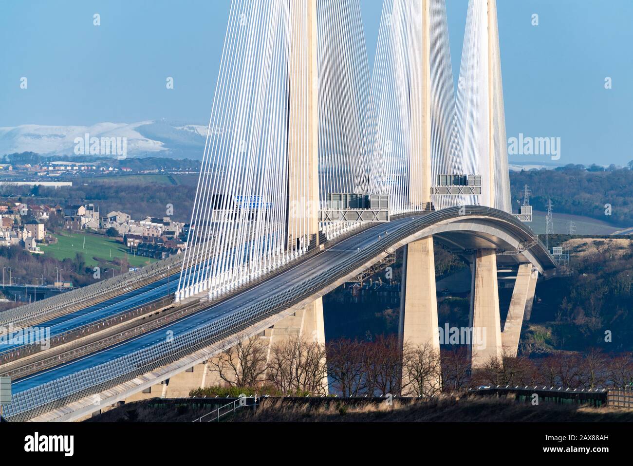 South Queensferry, Schottland, Großbritannien. Februar 2020. Queensferry Crossing Bridge für den gesamten Verkehr in beide Richtungen wegen der Gefahr von herabfallendem Eis durch über die Oberleitung führende Kabel gesperrt. Mehrere Autos wurden durch herabfallendes Eis während Storm Ciara beschädigt.Der Verkehr wird über die Kincardine Bridge umgeleitet. Iain Masterton/Alamy Live News. Stockfoto