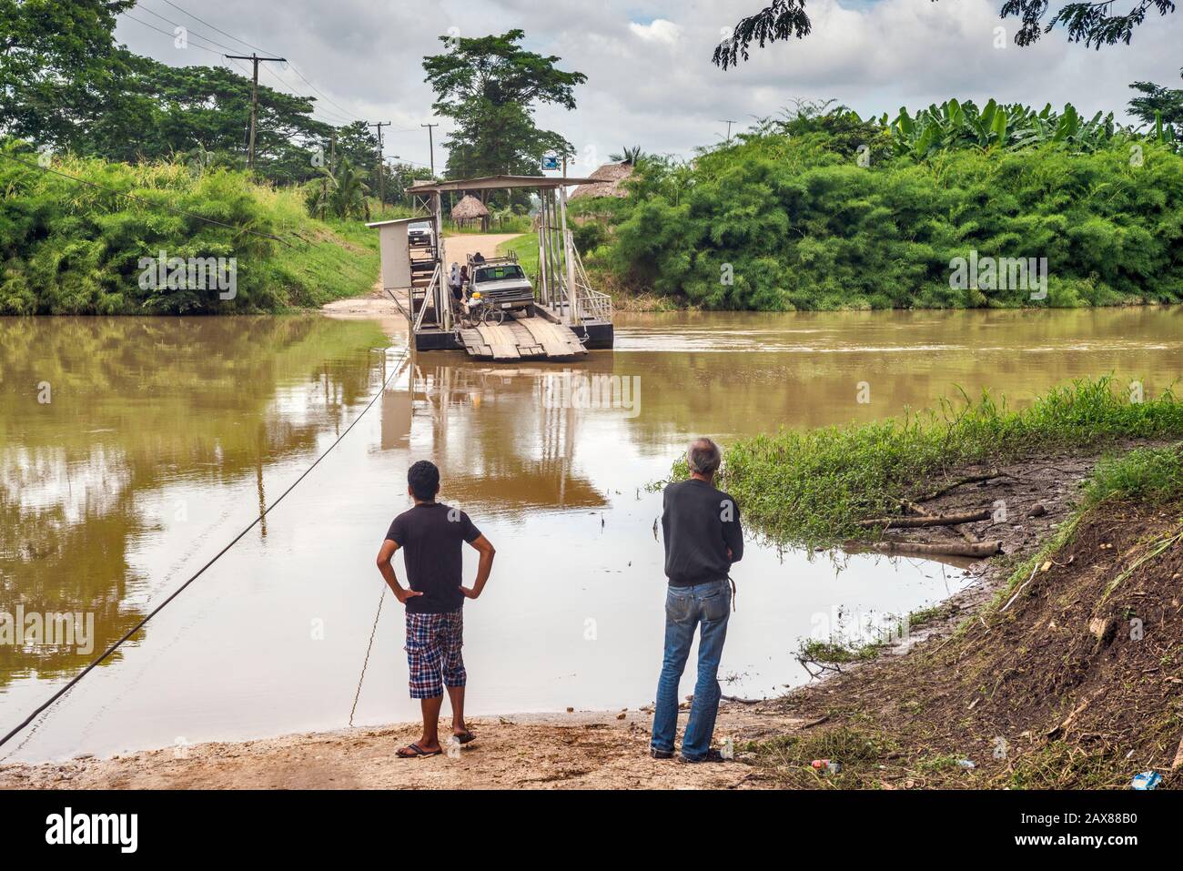 Per Handkurbel überquerende Seilfähre über den Belize River auf der Straße nach Spanish Lookout, Cayo District, Belize, Mittelamerika Stockfoto