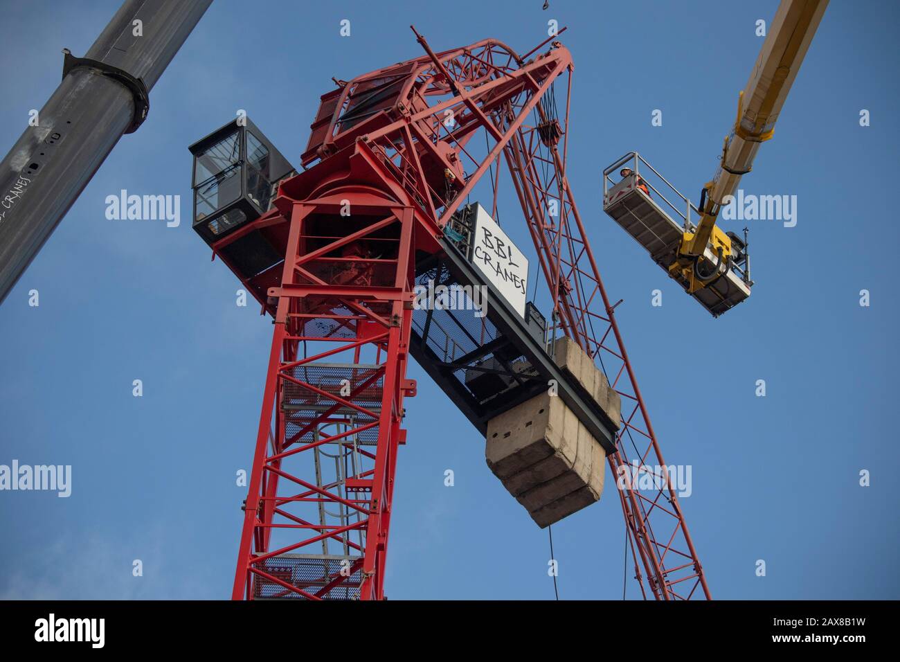 Frankfurt, Deutschland. Februar 2020. Monteure auf einer Hubplattform untersuchen die Schäden an einem Kran, der im Sturm 'Sabine' beschädigt wurde. Sein Jib war auf das Dach der Kathedrale gefallen. Foto: Boris Roessler / dpa Credit: Dpa Picture Alliance / Alamy Live News Stockfoto