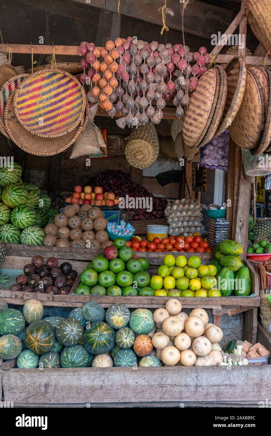 Arusha-Gebiet: Einheimischer Markt in Mto Wa Mbu in der Nähe des Ngorongoro-Konzervationsbereichs mit verschiedenen Früchten und Korbgerichten. Stockfoto