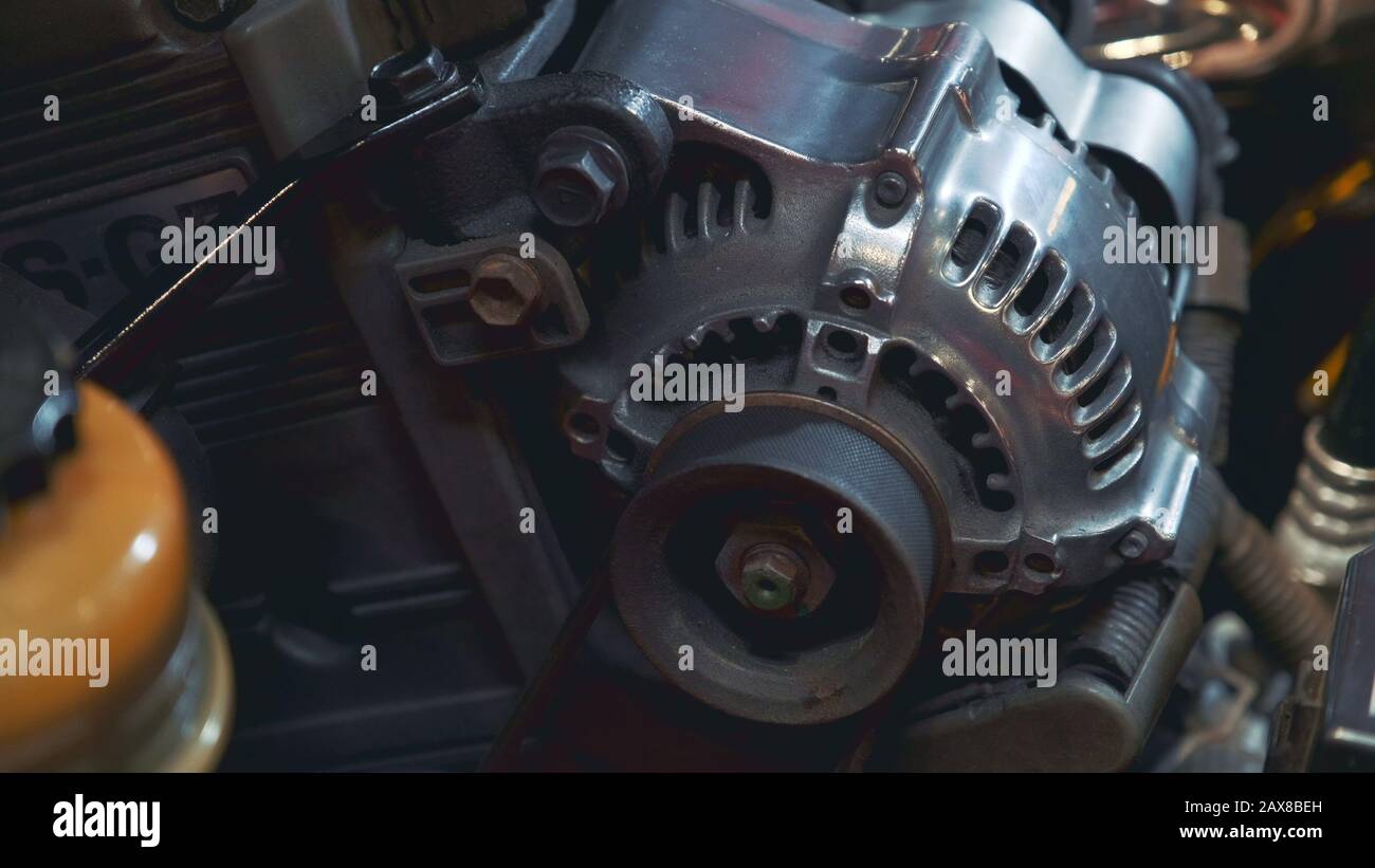 Nahaufnahme des Elektrogenerators im Retro-Auto. Detailansicht Stockfoto