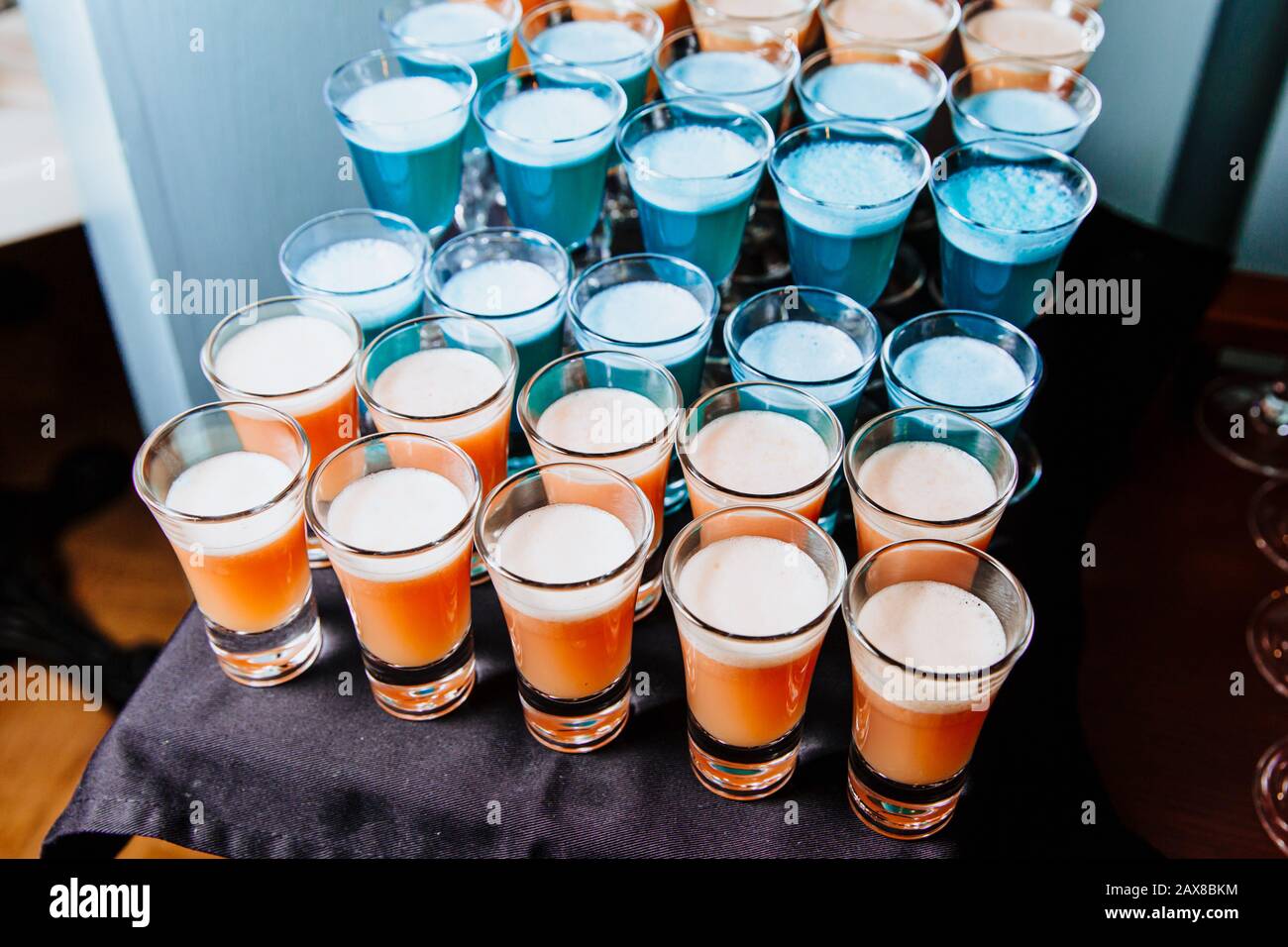 Dazu werden trinkfertige Cocktails in Gläser gegossen. Sind bereit zum servieren. Stockfoto