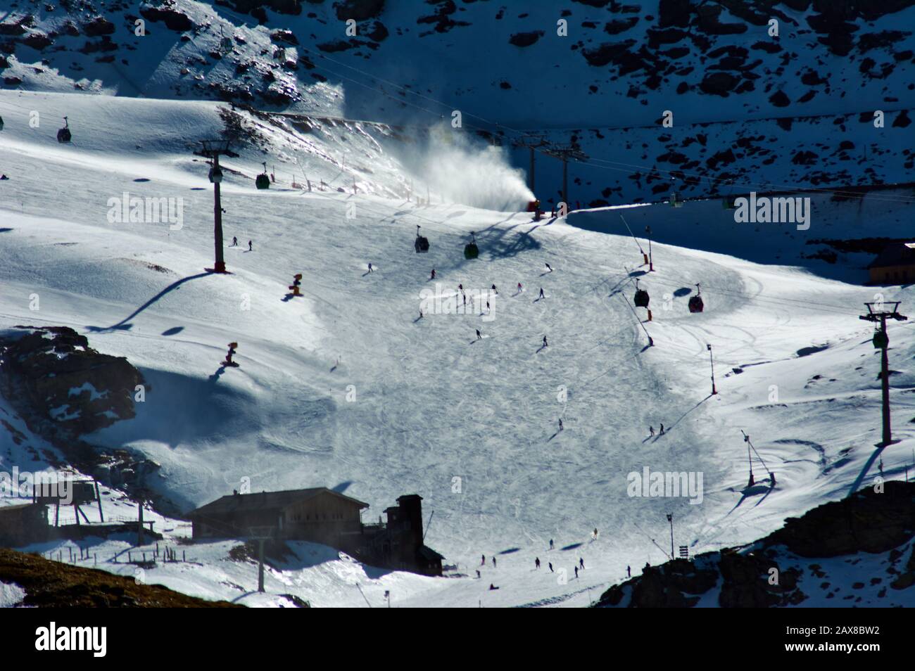 Blick auf das Skigebiet Sierra Nevada in Granada Spanien, In der Tiefschneesaison. Mit künstlichen Schneekanonen Stockfoto