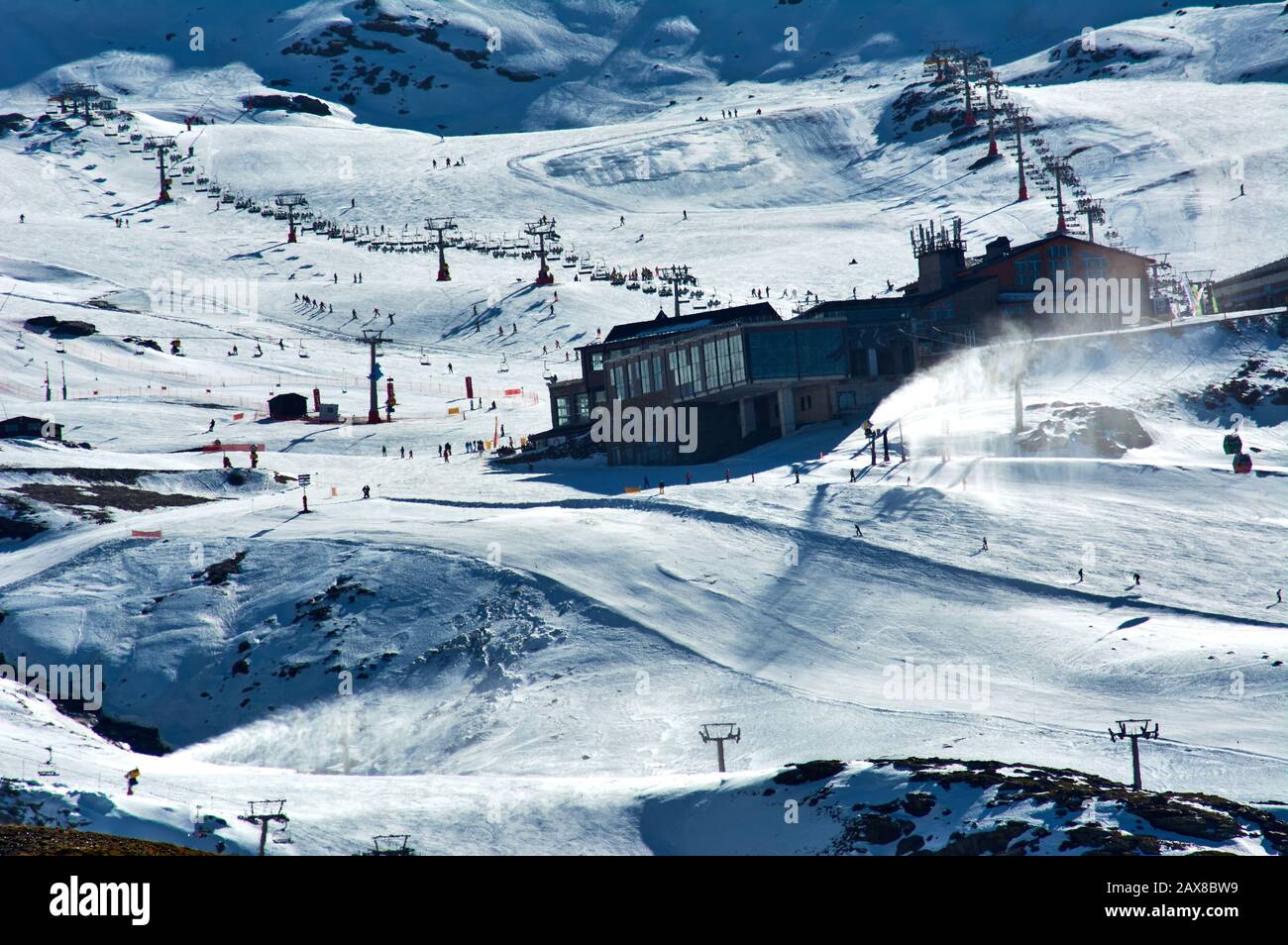 Blick auf das Skigebiet Sierra Nevada in Granada Spanien, In der Tiefschneesaison. Mit künstlichen Schneekanonen Stockfoto