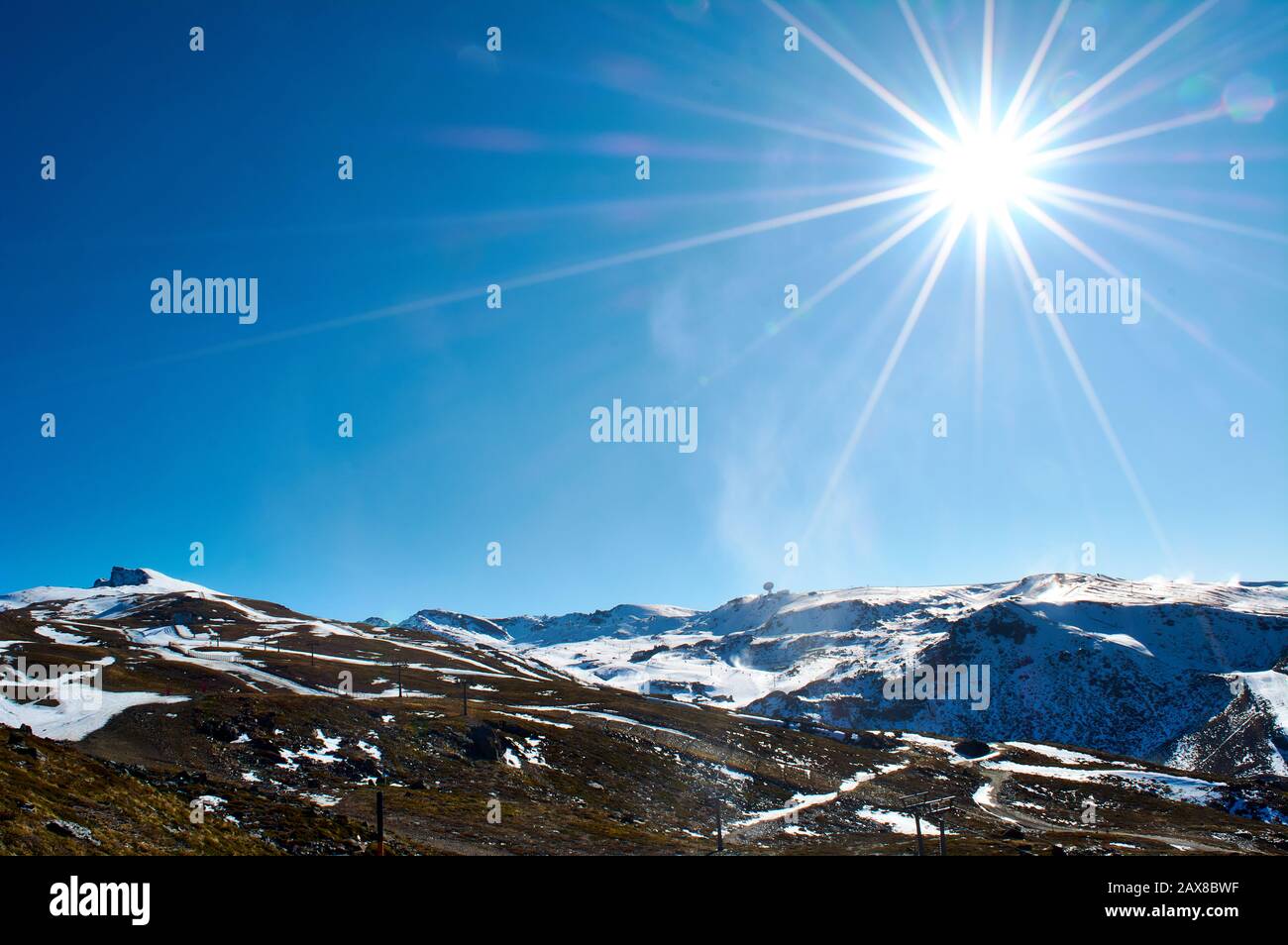 Blick auf das Skigebiet Sierra Nevada in Granada Spanien, In der Tiefschneesaison. Mit künstlichen Schneekanonen Stockfoto