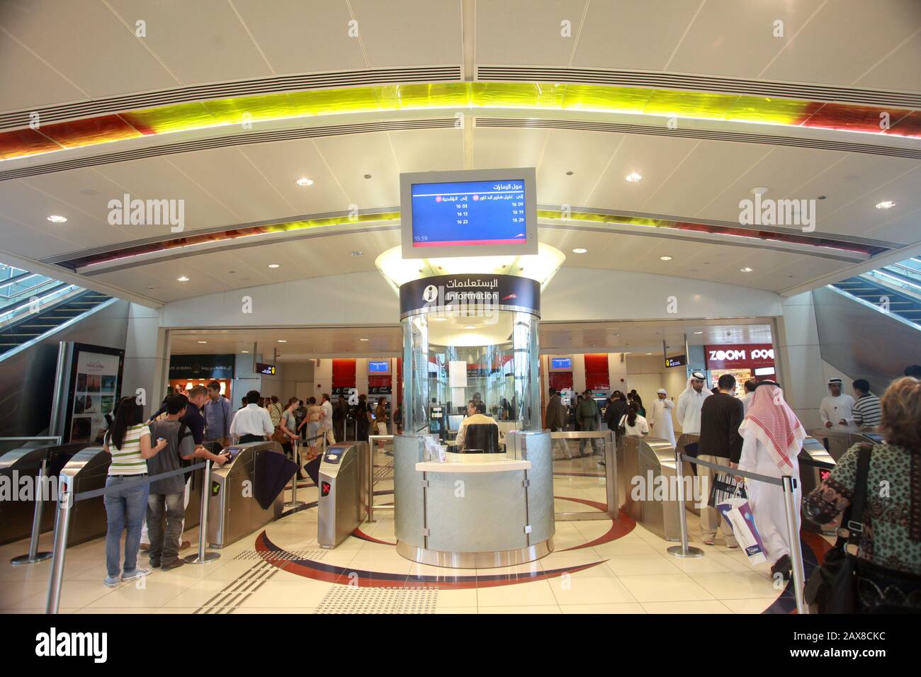 Eintritt zu einer U-Bahn-Station in Dubai. Stockfoto
