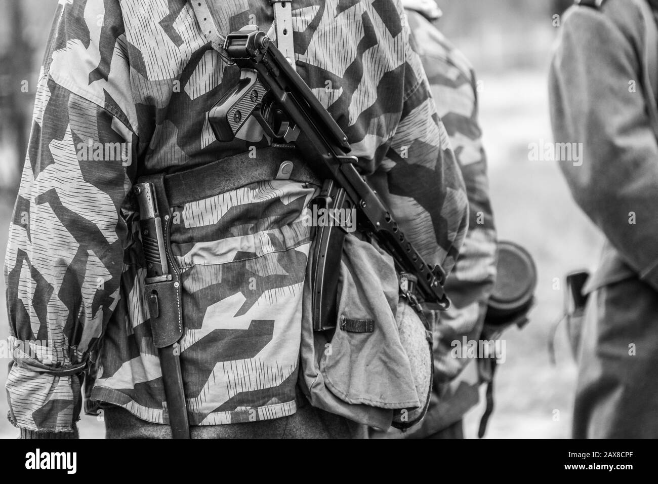 Sowjetischen Untermaschinengewehr auf dem Rücken eines deutschen Soldaten der Wehrmacht. Schwarzweiß-Aufnahme Stockfoto