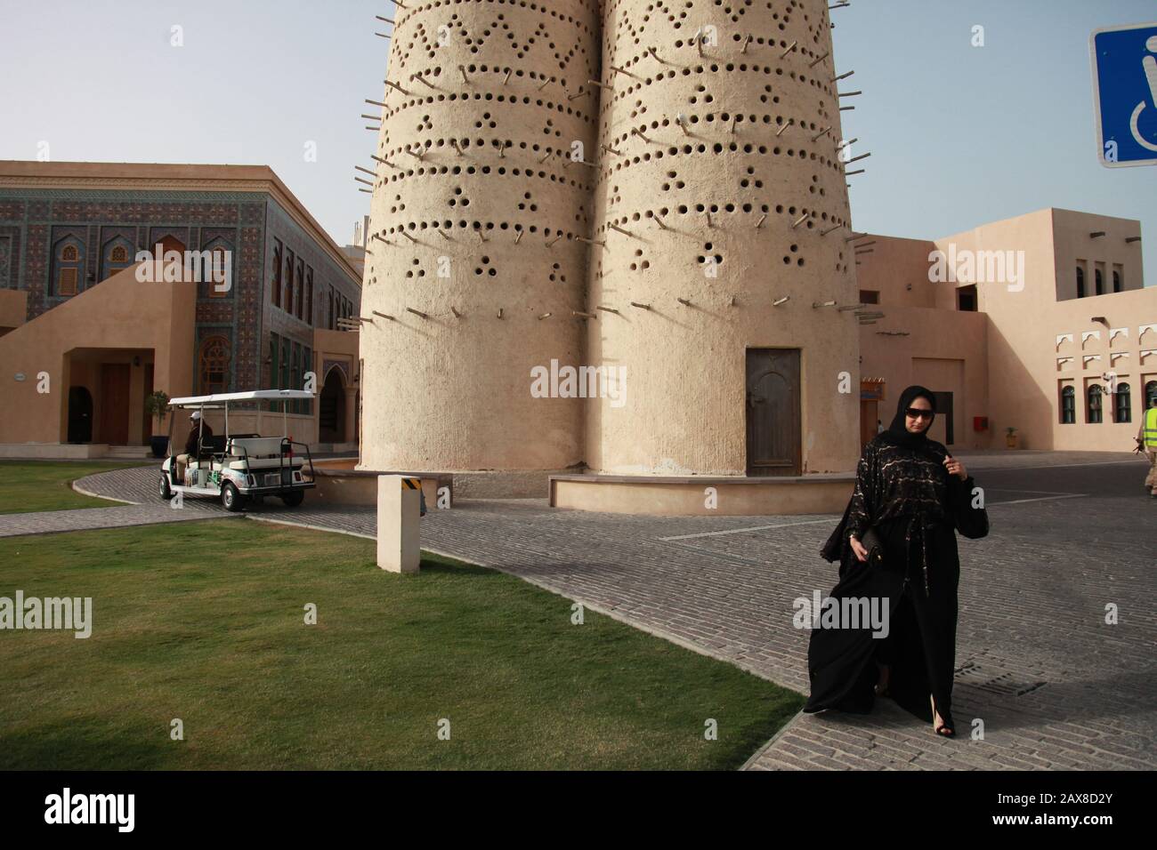 Eine Frau läuft am Katara Birdhouse in Doha Katar vorbei. Stockfoto