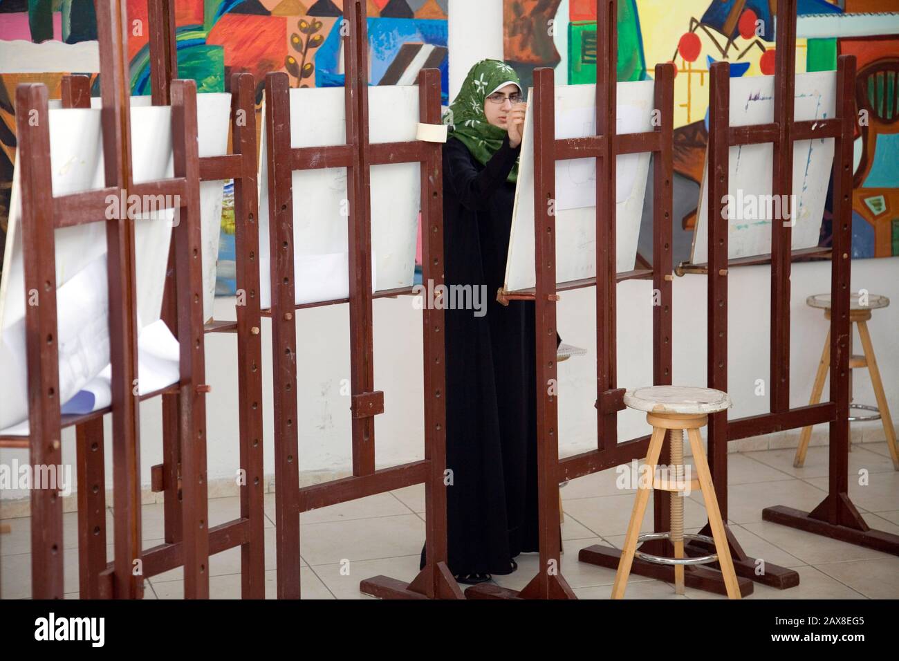Eine Frau arbeitet an ihrem Gemälde Sharjah, VAE. Stockfoto