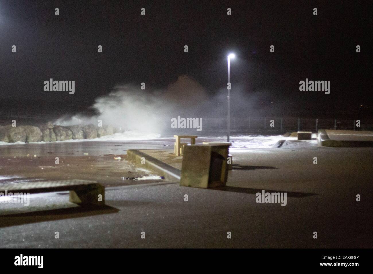 Sandylands Promenade, Morecambe, Lancashire, Großbritannien. Februar 2020. Lancaster City Council Directorate of Housing and Environmental Services workmen clearing the Sandylands Promenade after the High Winds drang the Waves on to the Promenade Credit: Photograping North/Alamy Live News Stockfoto