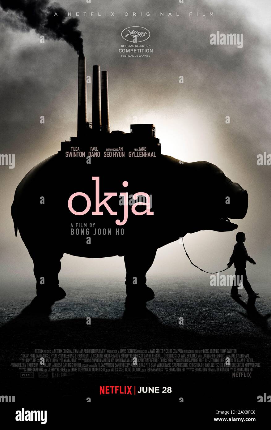 Okja (2017) unter der Regie von Bong Joon Ho und mit Tilda Swinton, An Seo Hyun, Paul Dano, Seo-hyun Ahn und Jeong-eun Lee in den Hauptrollen. Ein junges Mädchen freundet sich mit einer genetisch veränderten Superschwein-Rasse der Mirando Corporation an und kämpft, um sein Leben zu retten. Stockfoto