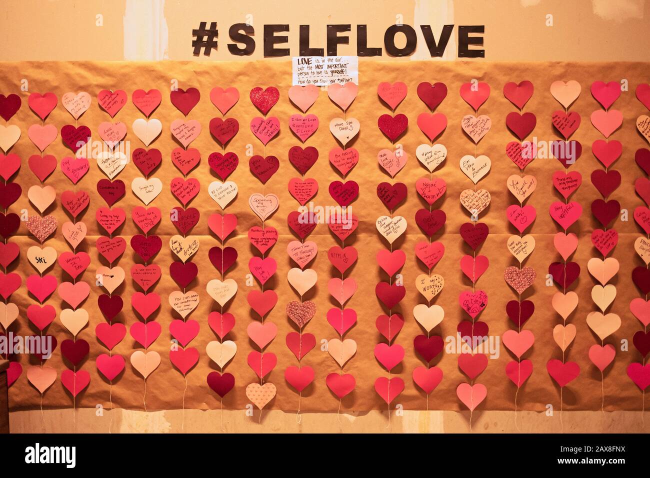 #SELFLOVE. Eine interaktive Wand in einer Midtown Manhattan Starbucks bittet die Gäste, Selbstliebe Botschaften zu Ehren des Valentinstages zu schreiben. Stockfoto