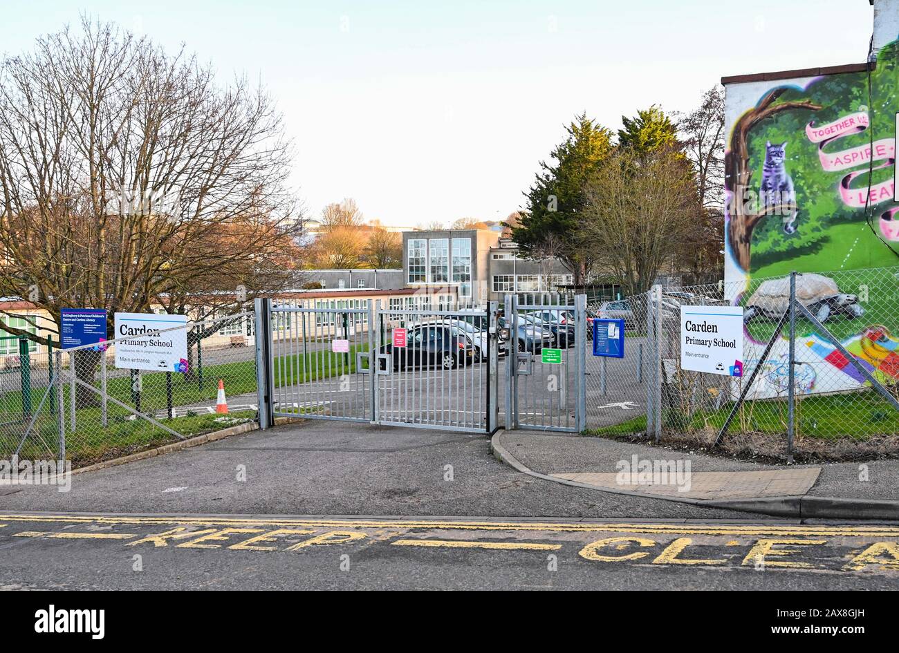 Carden Primary & Infant School im Stadtteil Hollingbury in Brighton East Sussex UK - 2 Familien befinden sich aufgrund von Coronavirus in Selbstisolation Stockfoto