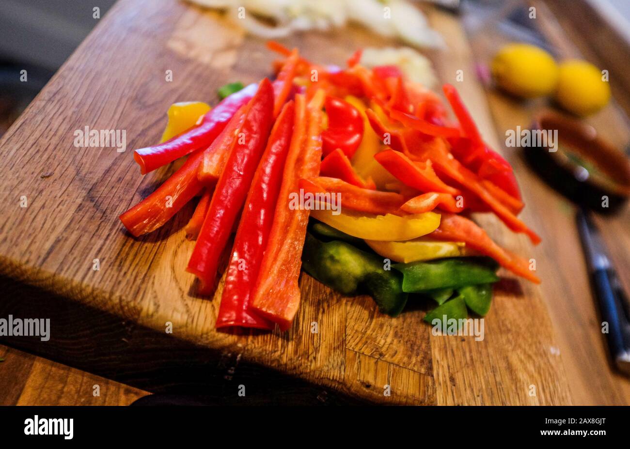 Gehackte rote grüne und gelbe Paprika bereit zum Kochen Stockfoto