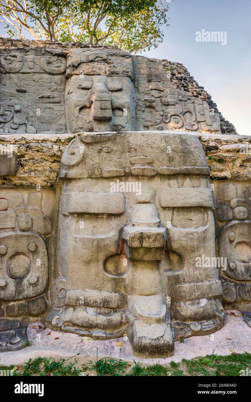 Stuckierte Maskenreliefe am Cerro Maya, Ruinen über der Corozal Bay, Küste des karibischen Meeres, in der Nähe des Dorfes Copper Bank auf der Cerros-Halbinsel, Belize Stockfoto