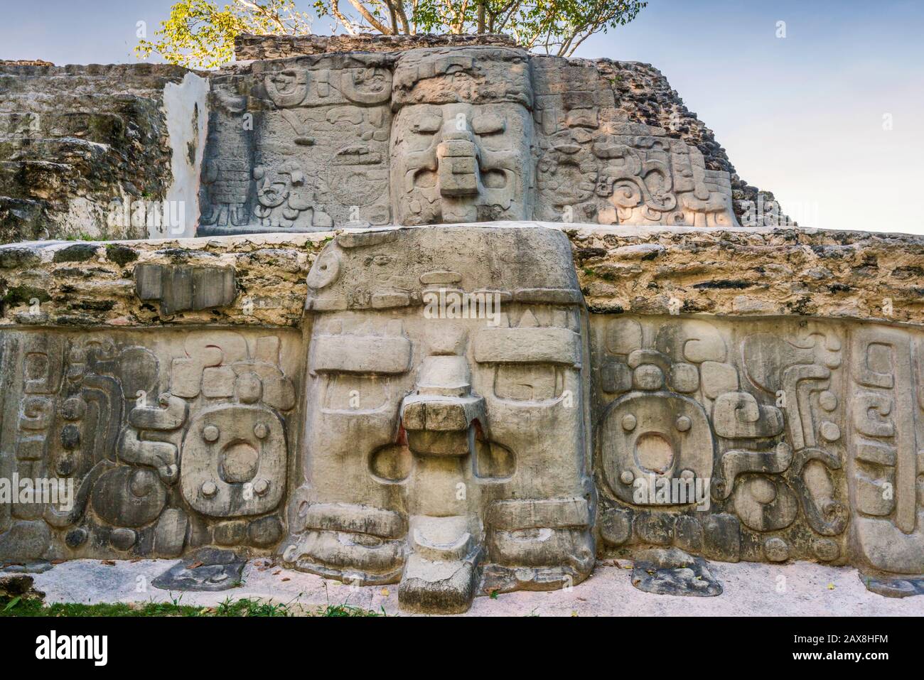 Stuckierte Maskenreliefe am Cerro Maya, Ruinen über der Corozal Bay, Küste des karibischen Meeres, in der Nähe des Dorfes Copper Bank auf der Cerros-Halbinsel, Belize Stockfoto