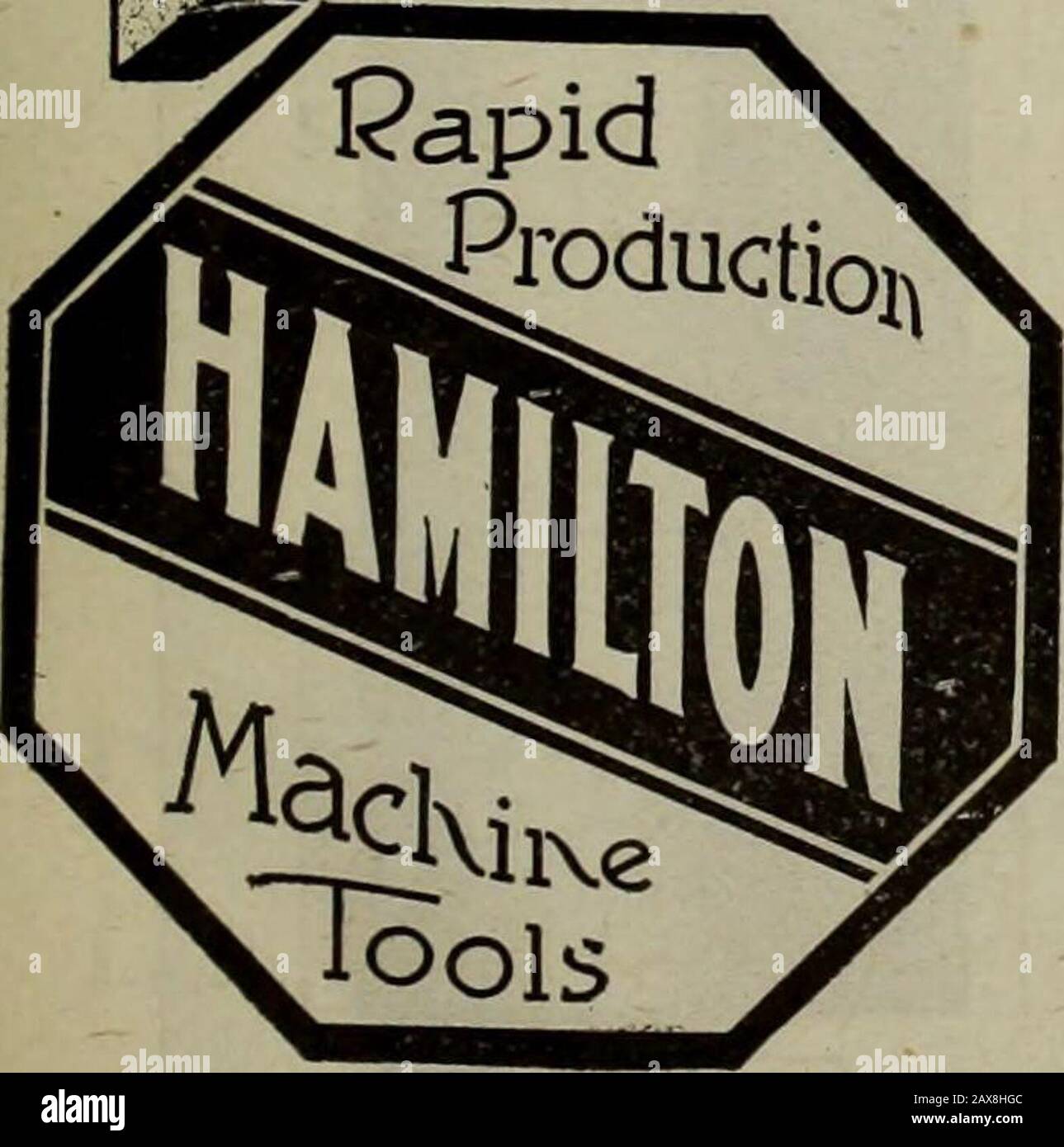 Kanadische Maschinen und Metallarbeiten (Juli-Dezember 1917) . TheDistinguishedService Lathe. Seit 25 JAHREN sind in diesem Lathe MAKERSOF FEINE WERKZEUGMASCHINEN ein Beispiel für die Fähigkeit von erfahrenen Arbeitsleuten mit jahrelanger Erfahrung in Hamilton, die etwas bedeutet. Es ist eine Drehmaschine, die gut die besten unserer hochwertigen Maschinen darstellt - eine Drehmaschine, die am sorgfältigsten mit langlebigen Materialien konstruiert wurde - eine Drehmaschine, die Arbeiten des Kalibers ihrer eigenen idealen Konstruktion herausstellt. Die Abbildung zeigt die robuste, einfach zu handhabende Hammeltonkomplett mit Ausrüstung - Einrückgetriebe, Hohlstielspindel, Selbstölin Stockfoto