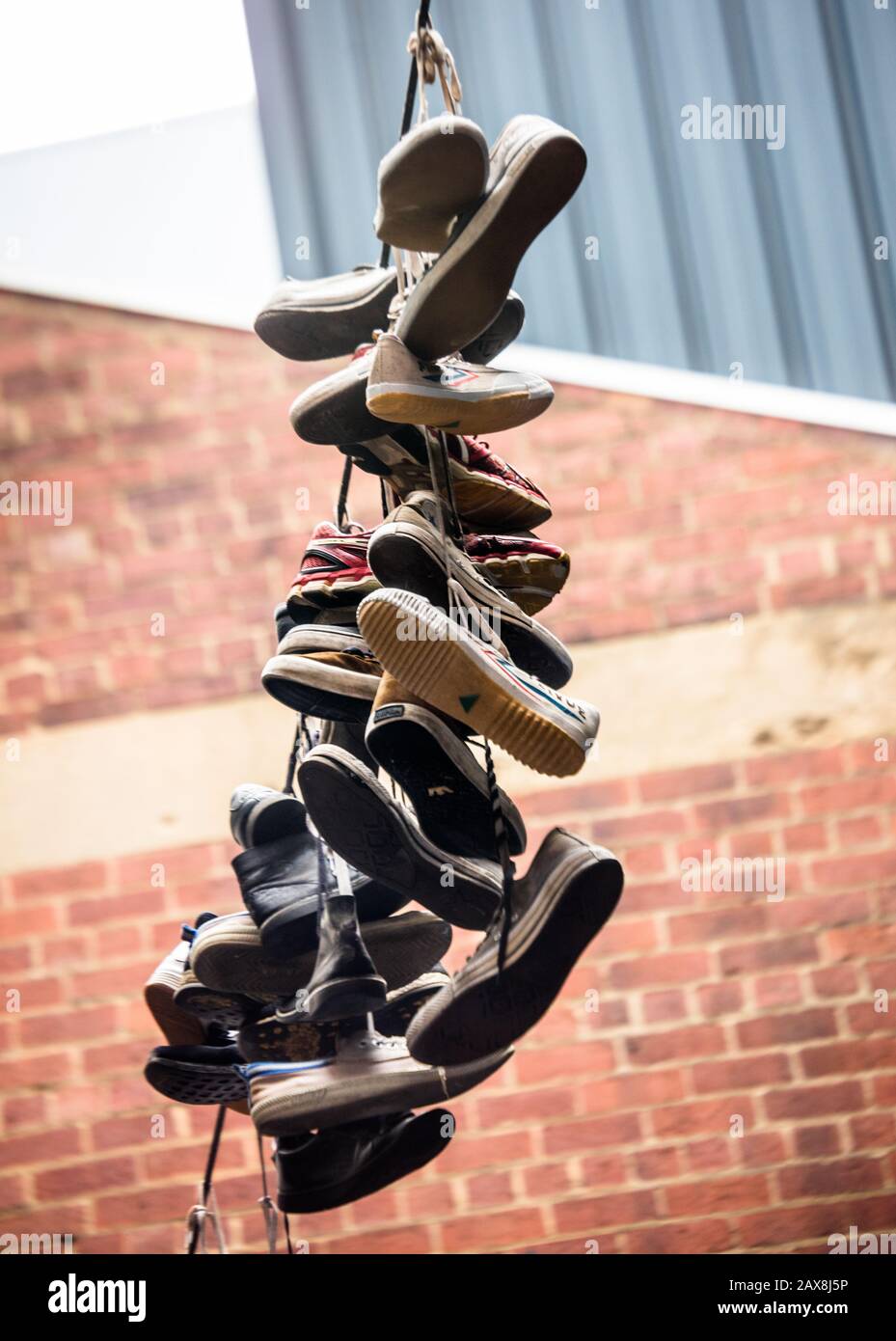 Hängende Schuhe an einer Linie. An der AC/DC Lane in Melbourne, Vic, Australien Stockfoto