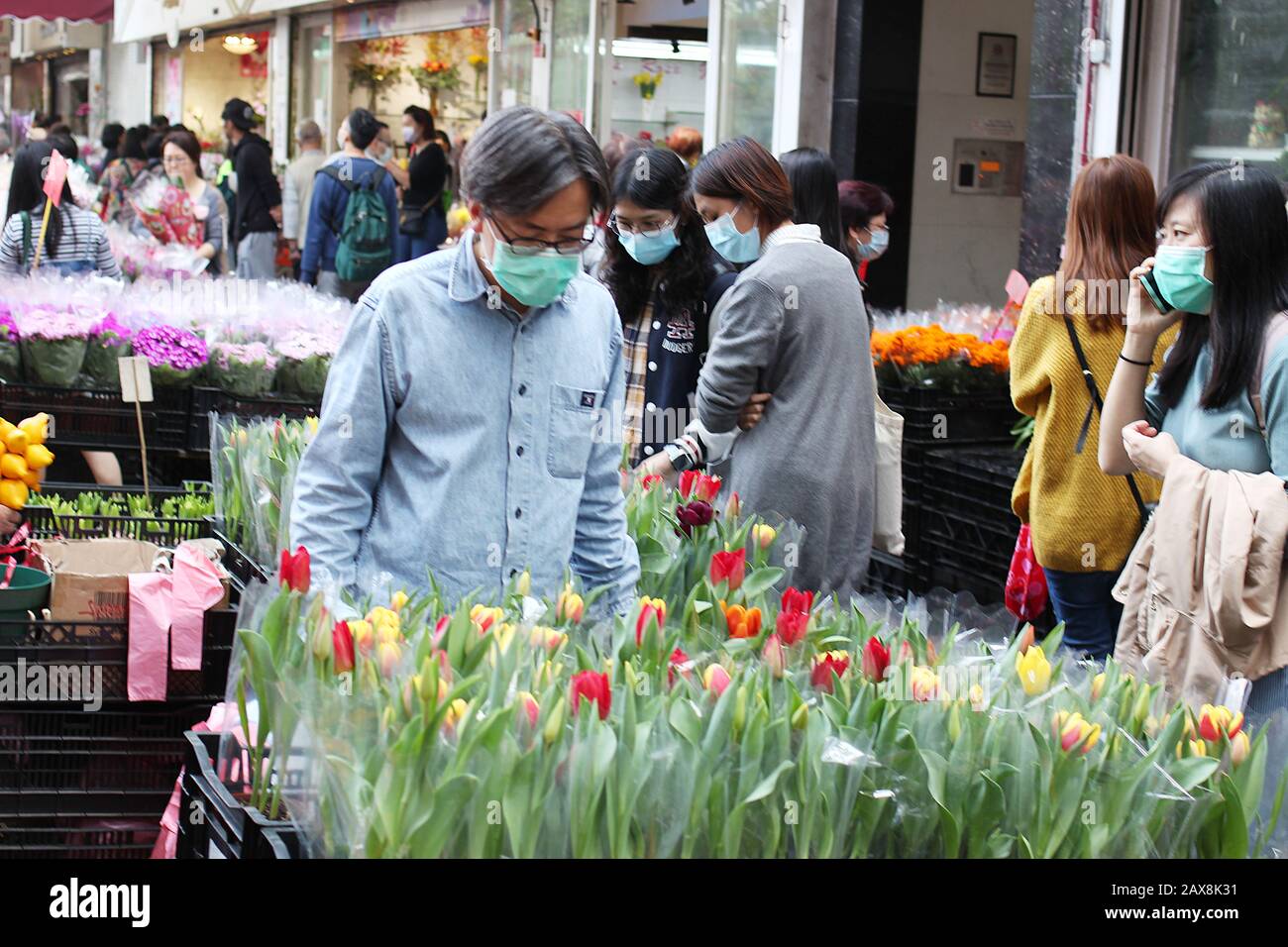 Käufer mit Gesichtsmasken an der Flower Market Road, Mongkok, Hongkong beim Ausbruch von Coronavirus, 2020. Stockfoto