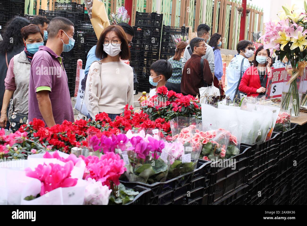 Käufer mit Gesichtsmasken an der Flower Market Road, Mongkok, Hongkong beim Ausbruch von Coronavirus, 2020. Stockfoto