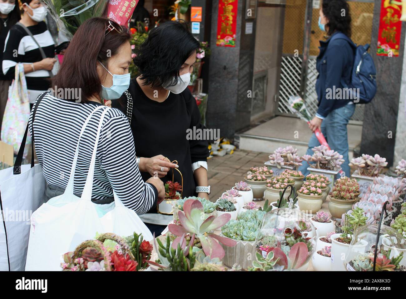Käufer mit Gesichtsmasken an der Flower Market Road, Mongkok, Hongkong beim Ausbruch von Coronavirus, 2020. Stockfoto