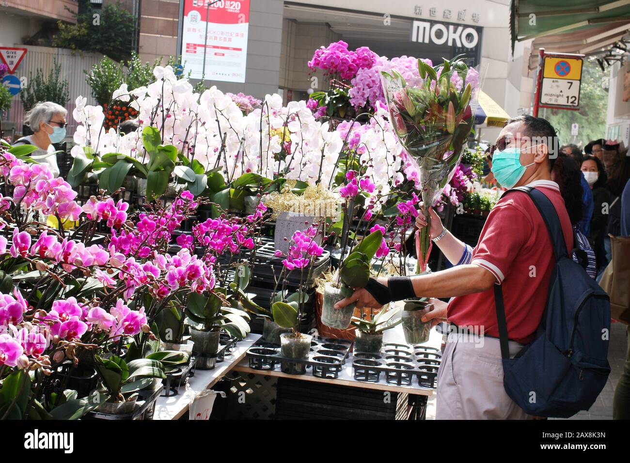 Käufer mit Gesichtsmasken an der Flower Market Road, Mongkok, Hongkong beim Ausbruch von Coronavirus, 2020. Stockfoto