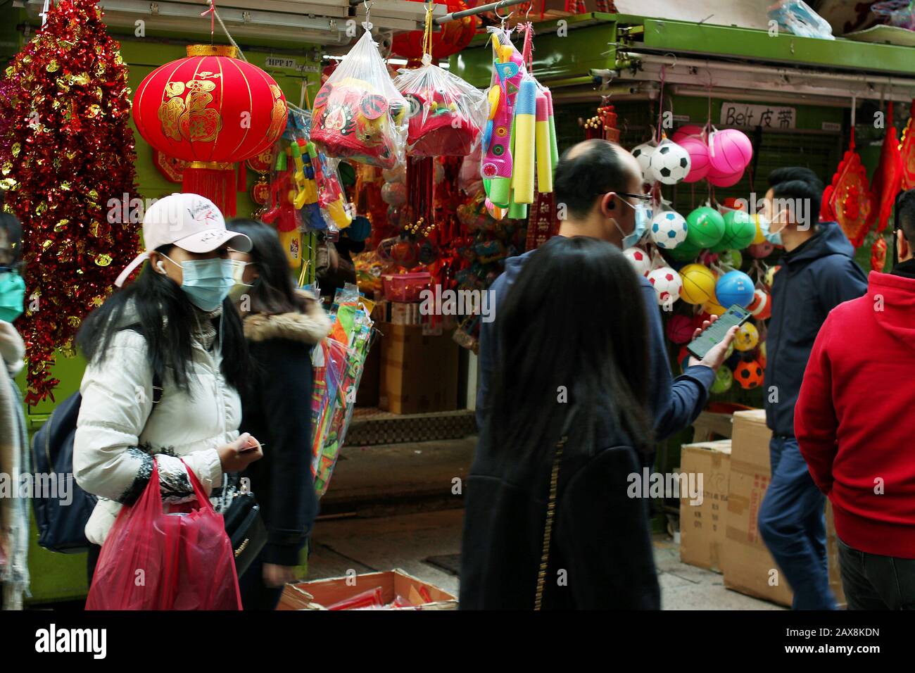 Käufer mit Gesichtsmaske an Marktständen, Wan Chai; Hongkong beim Ausbruch von Coronavirus, 2020. Stockfoto