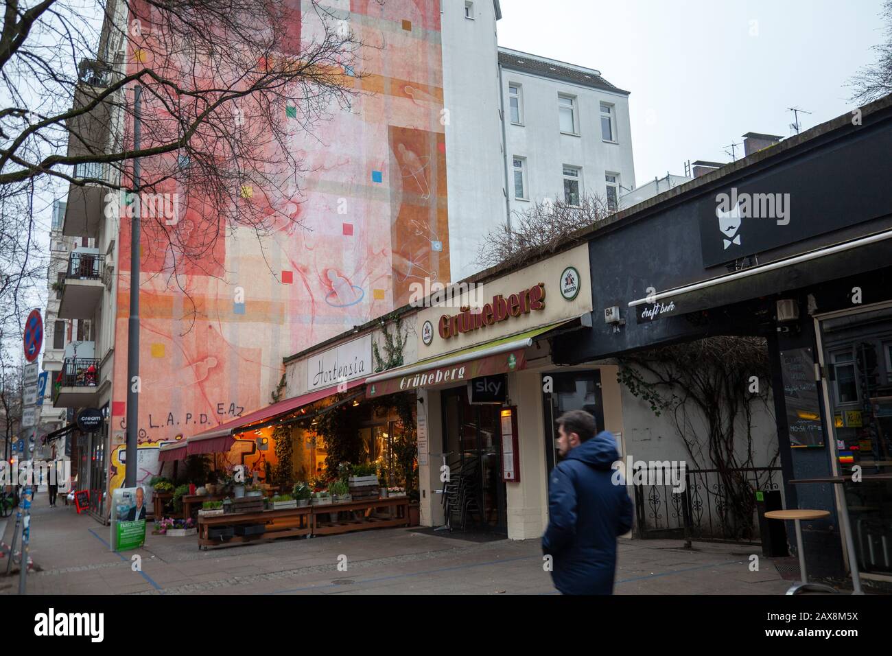 Lange Reihe Straße mit Geschäften im Hamburger Stadtteil St. Georg Stockfoto