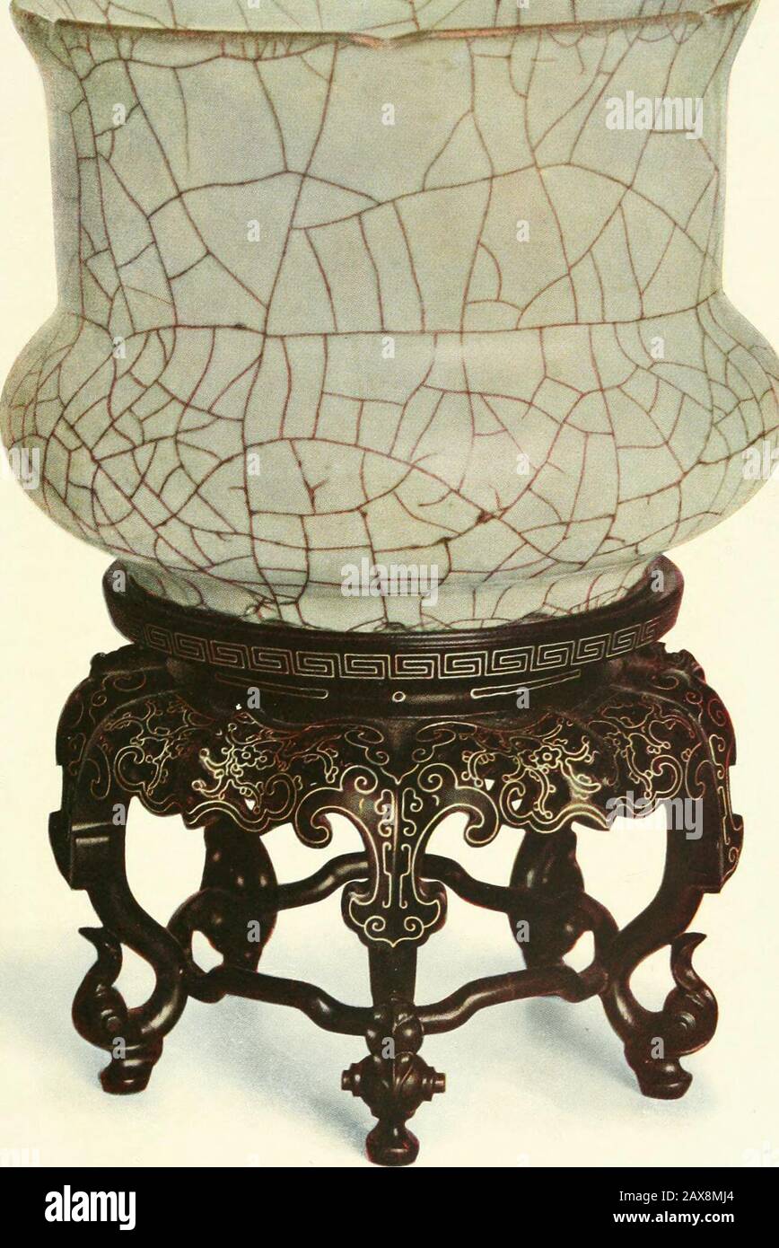Chinesische Keramik und Porzellan: Ein Bericht über die Kunst des Töpfers in China von primitiven Zeiten bis heute . es war sehr darauf hindeutet *, dass eine bemerkenswerte Schüssel im Britishmuseum ein Yian-Beispiel für Ko Ware war, denn trotz itsKo Knistern, Es entspricht so genau den anderen Punkten in den Beschreibungen dieser Marke. Auf jeden Fall besteht kein Zweifel, dass Thatit zu einer frühen Phase der Herstellung gehört. Der folgende Auszug aus einer Arbeit mit dem Titel Pi chuang so yii,^, die noch interessanter wäre, wenn wir ihr Datum kannten, soll einige der Schwierigkeiten illustrieren, die der chinesische Sammler hat Stockfoto