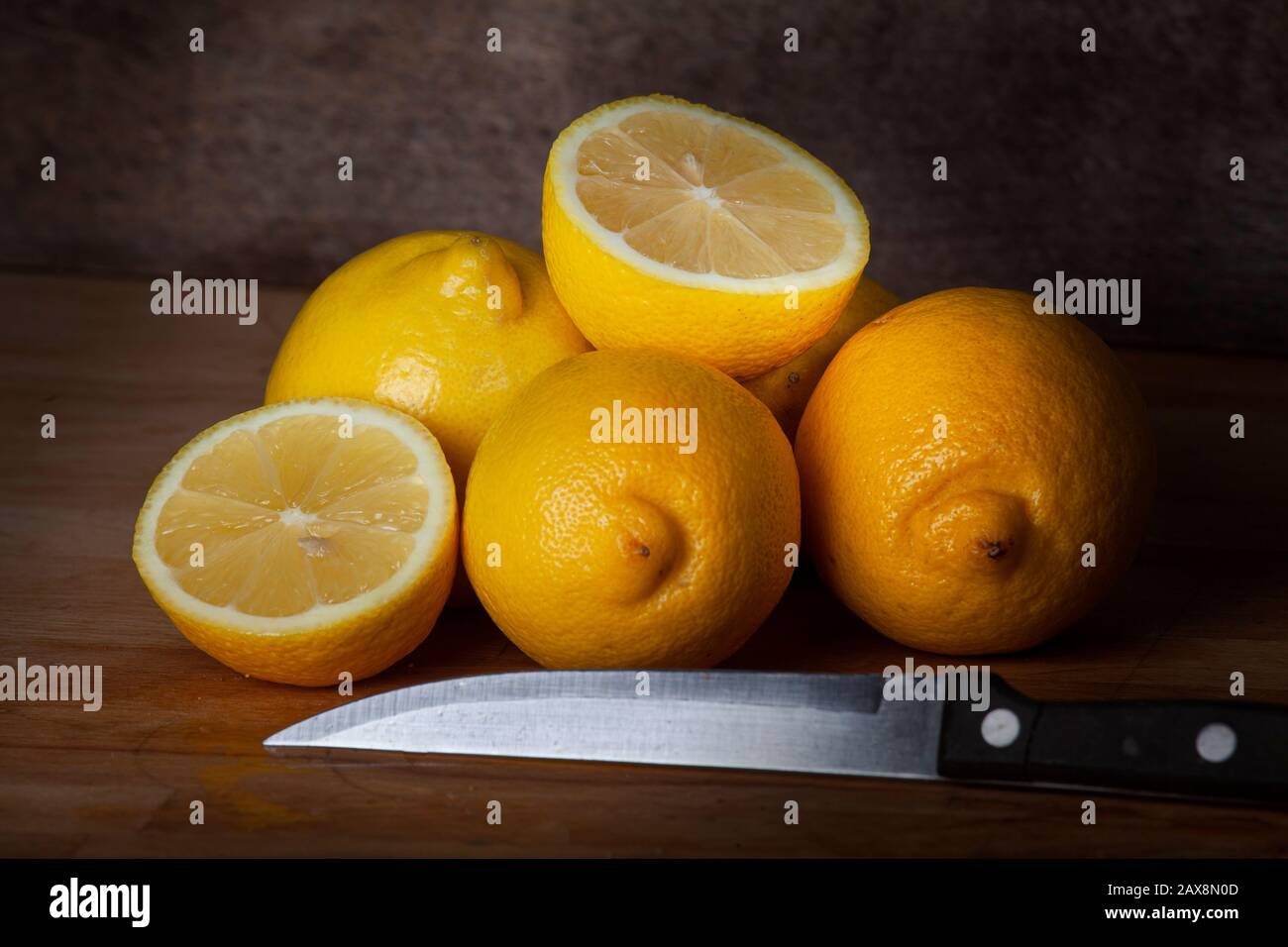 Zitronenstil-Leben auf Holzdeskat mit vielen Änderungen auf dem Foto wie verschiedenen Objekten und unterschiedlicher Beleuchtung alle Studioaufnahmen Stockfoto