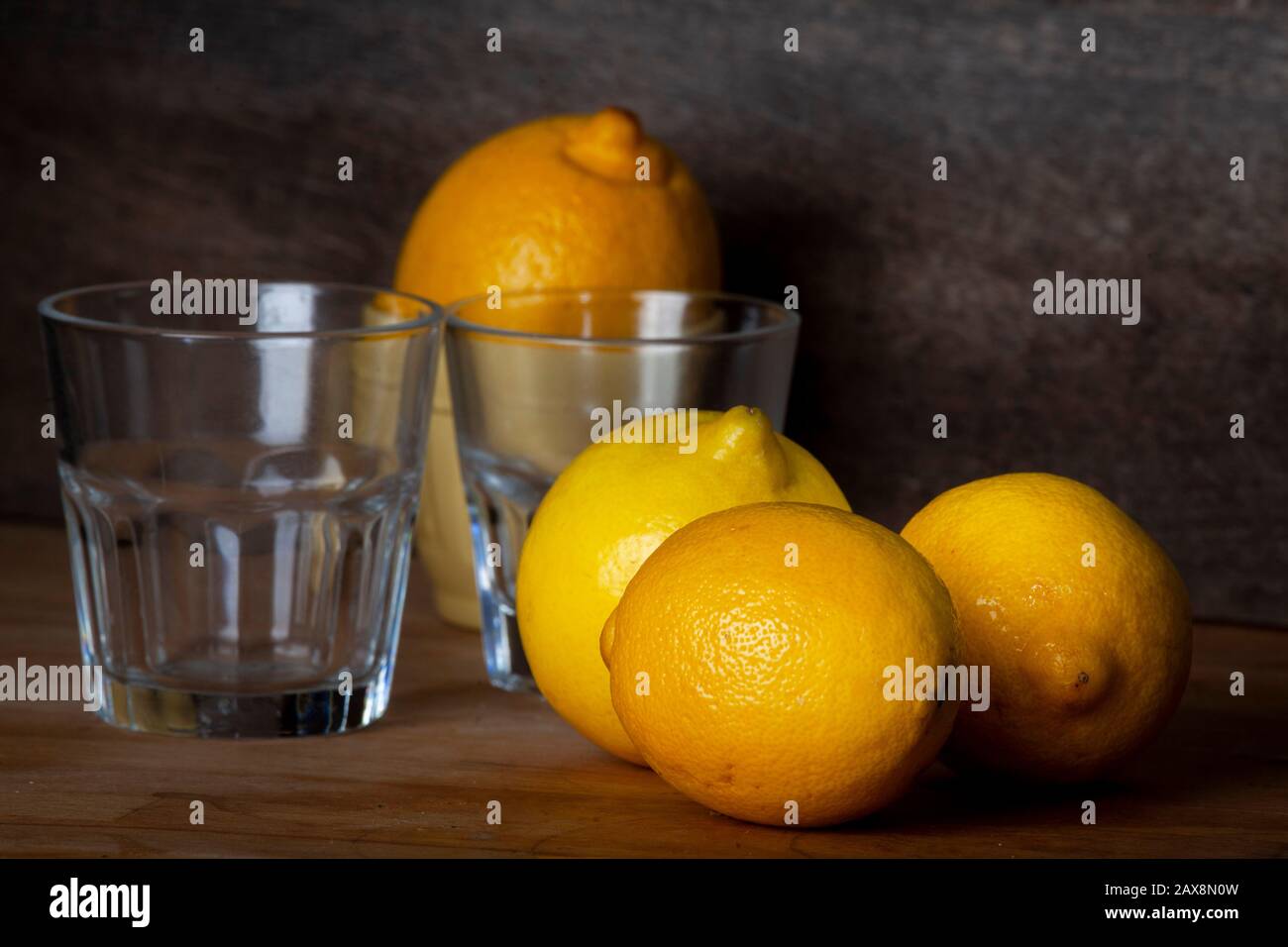 Zitronenstil-Leben auf Holzdeskat mit vielen Änderungen auf dem Foto wie verschiedenen Objekten und unterschiedlicher Beleuchtung alle Studioaufnahmen Stockfoto