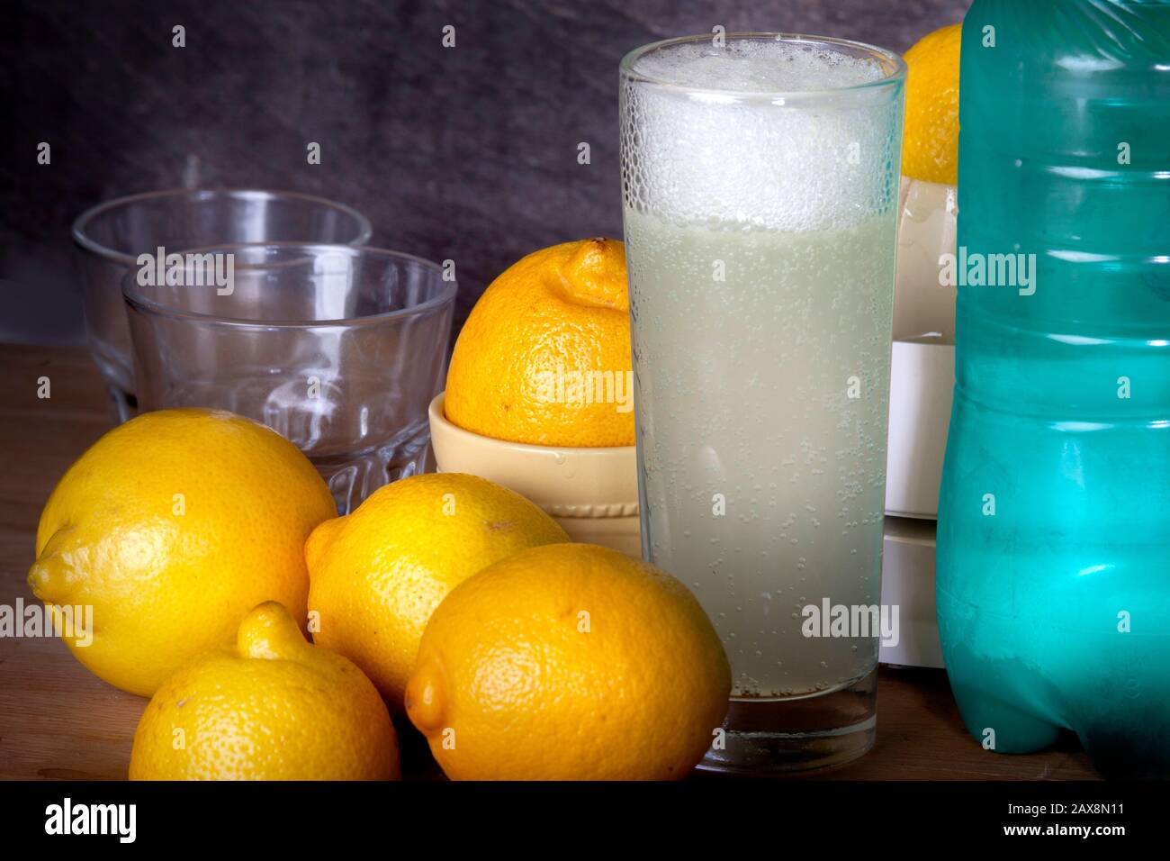 Zitronenstil-Leben auf Holzdeskat mit vielen Änderungen auf dem Foto wie verschiedenen Objekten und unterschiedlicher Beleuchtung alle Studioaufnahmen Stockfoto