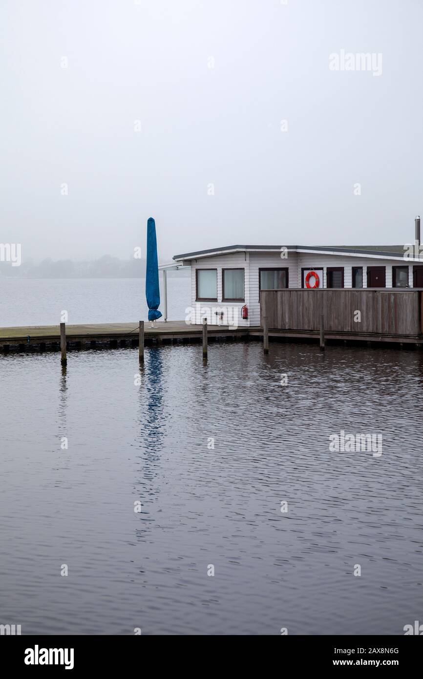 Holzhütte und Jetty am Außenalster See, Hamburg - Deutschland Stockfoto