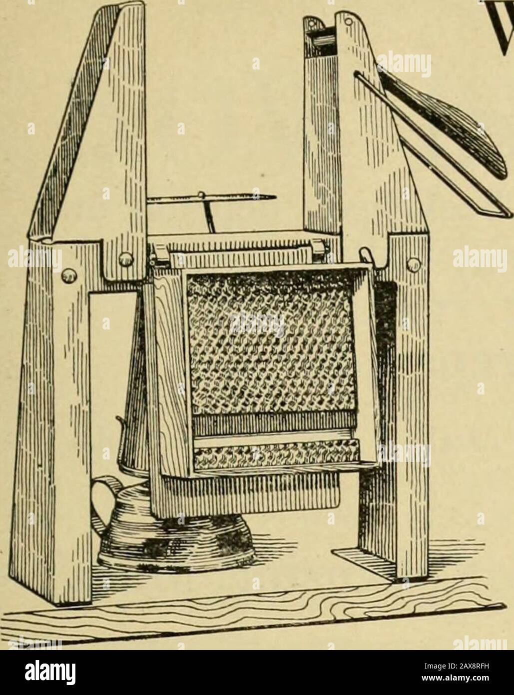 Verbeugungen in der Bienenkultur . JUNI 1916. Woodmans Abschnittsbefestigung EINE kombinierte Abschnittspresse und Fundamentbefestigung aus Pressstahl. Es faltet den Abschnitt, und Putsin-Starter oben und unten bei einem Handling, wodurch eine große Menge an Arbeit gespart wird. Hunderte von ihnen sind im Einsatz. Das Verkaufsjahr hat sich wunderbar erhöht, und sie geben im Fall Everj eine perfekte Sat-issfaction, wenn sie ordnungsgemäß betrieben werden. Dadant& Sons sagt, Dass Der Verkauf an Woodman-Abschnittsfixierer jetzt alle anderen übertrifft. Bei den Startern oben und unten ist der Kammaufsatz an allen vier Seiten befestigt, eine Anforderung, um die Lust zu bewerten. Erhöhen Sie den Farbwert Ihrer Ernte Stockfoto
