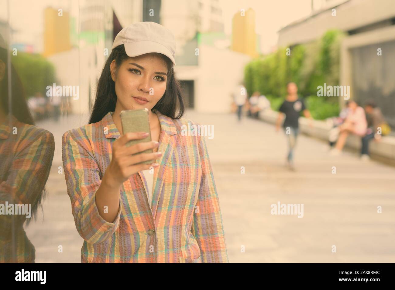 Junge schöne asiatische tourist Frau die Stadt zu erkunden Stockfoto