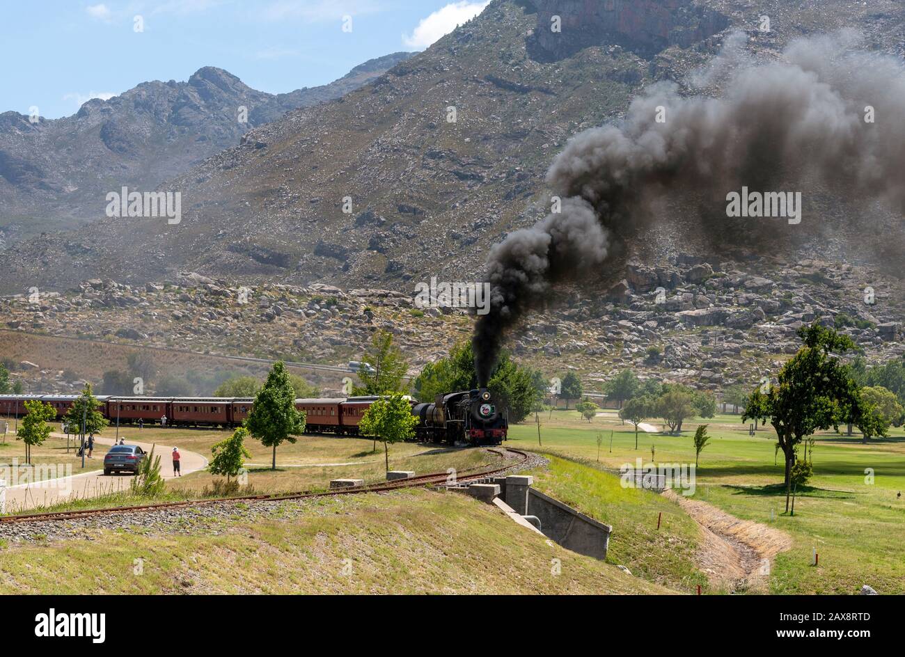 Ceres, Westkaper, Südafrika. 2019. Dampfmaschine, die Reisebusse auf dem jährlichen Ausflug zum Cherry Festival auf dem Golfplatz Ceres transportiert. Stockfoto