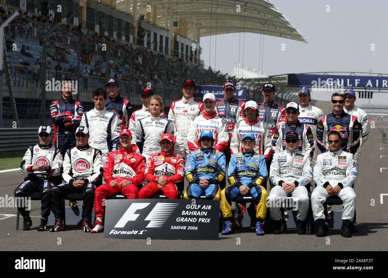 Formel-1-Fahrer posieren für ein Gruppenfoto vor Beginn des Formel-1-Grand-Prix in Bahrain Stockfoto