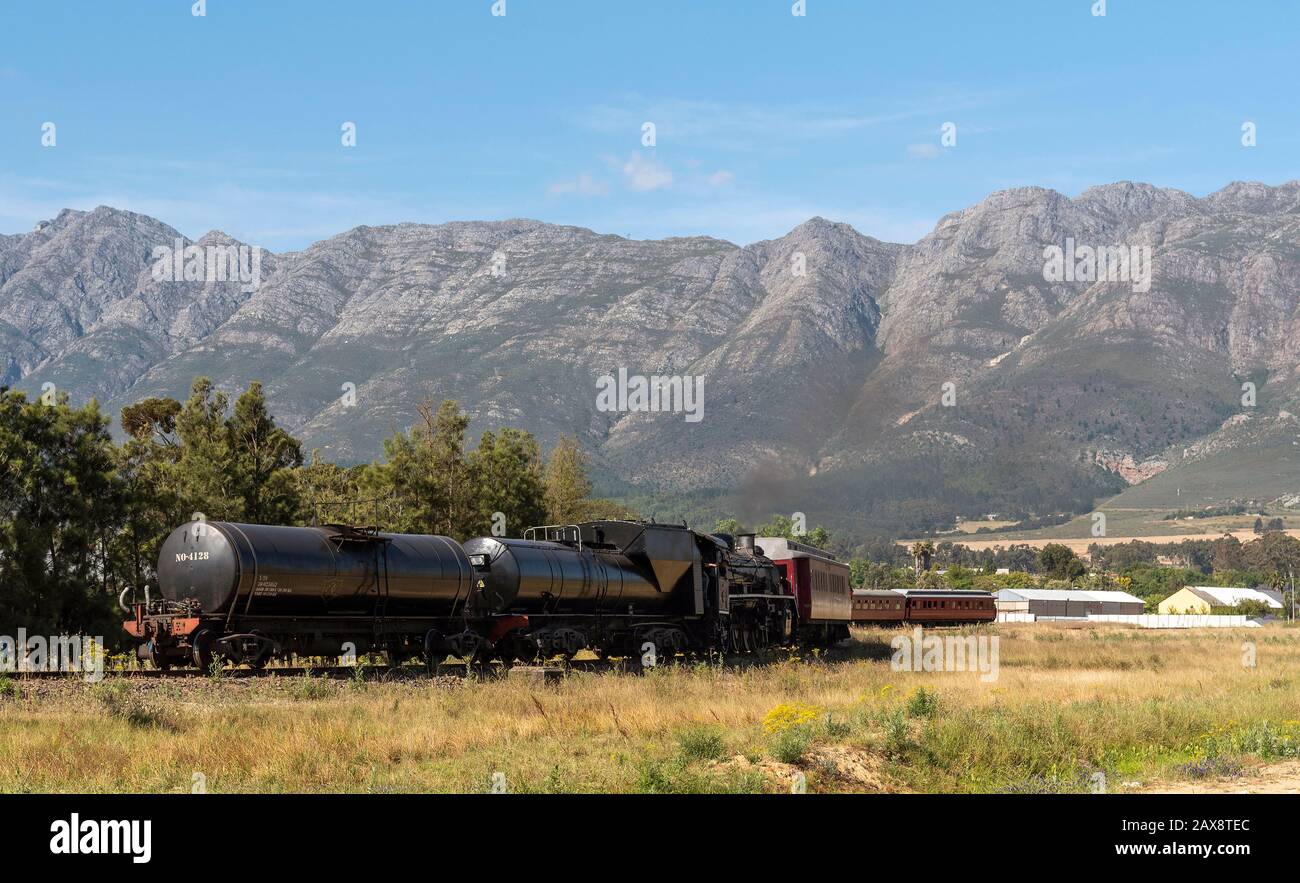 Wolseley, Region Swartland, Südafrika. Dezember 2019. Dampfzug mit Dieselantrieb, der eine ländliche Landschaft bei Wolseley durchquert. In der Swartland Region Sou Stockfoto