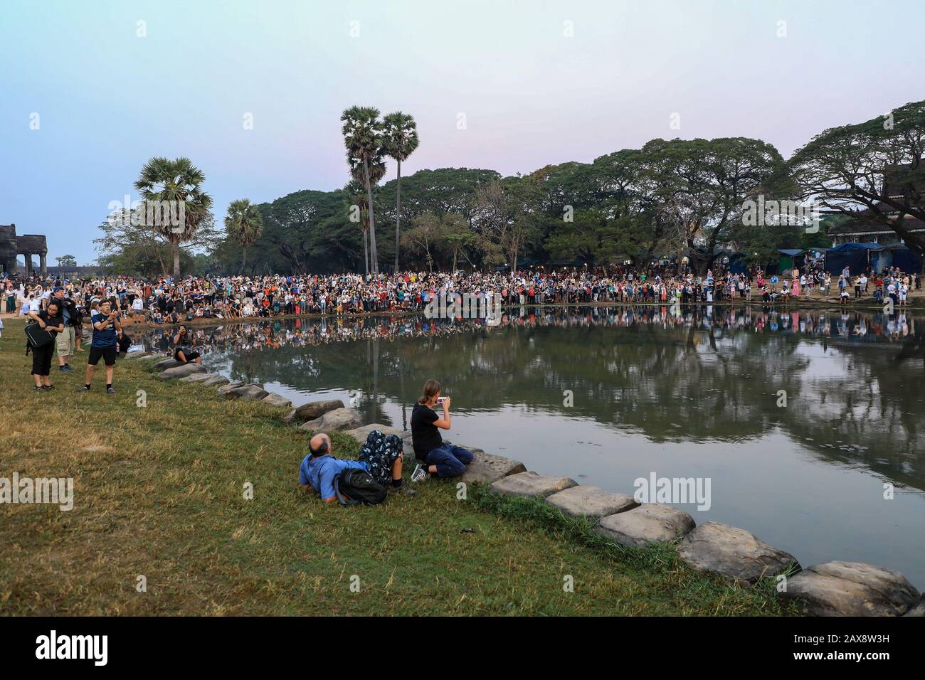 Massen von Touristen, die den Sonnenaufgang über Angkor Wat, Kambodscha, Asien beobachten Stockfoto