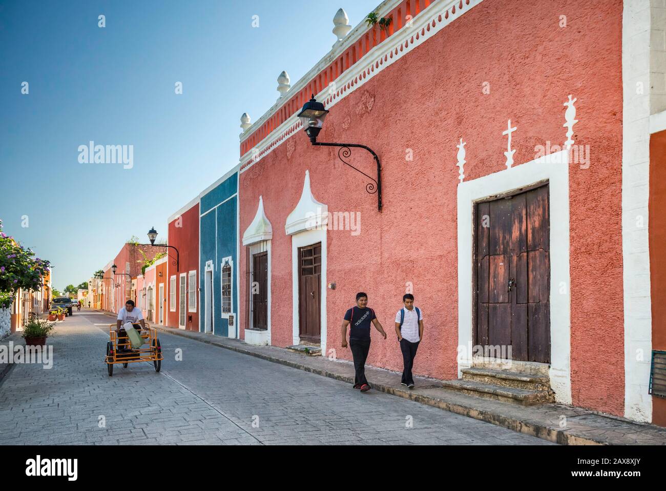 Historische Häuser an der Calle 41A (Cal de los Frailes) in Valladolid, Bundesstaat Yucatan, Mexiko Stockfoto